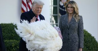 Copertina di Covid, schiaffo di Trump a Biden e alle autorità sanitarie: “Americani, riunitevi in casa e in chiesa per il Thanksgiving day”