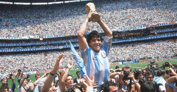 Copertina di È morto Maradona il 10 di dio