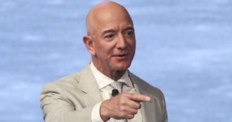 Mancia di Natale per i dipendenti Amazon: 300 euro lordi. In tutto 420 milioni, un centesimo di quanto ha guadagnato Bezos nel 2020