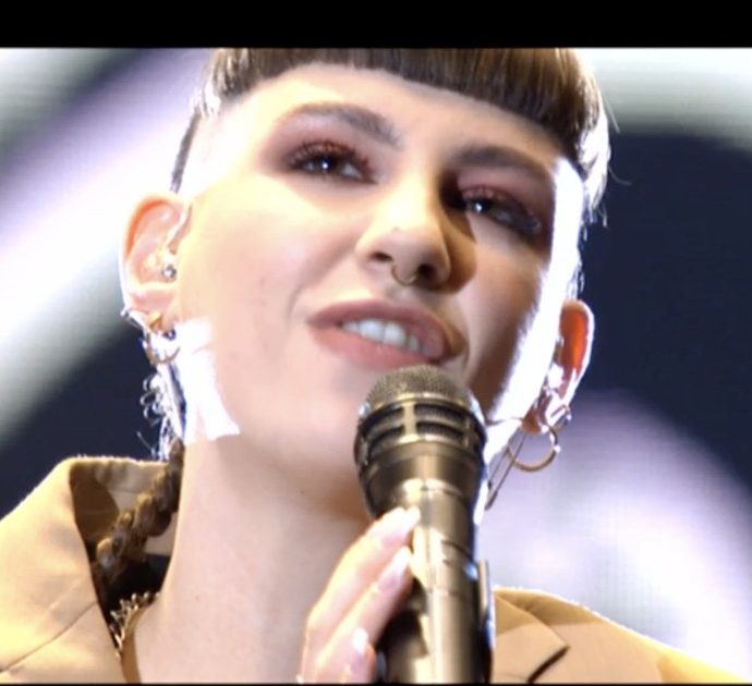 X Factor 2020, seconda manche fatale per CmqMartina. Per lei una grande sfida con la tradizione: “La prima cosa bella” di Nicola Di Bari