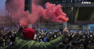 Copertina di Maradona morto, a Napoli tifosi assembrati davanti allo stadio San Paolo per salutare il loro idolo – Video