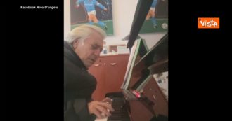 Copertina di Nino D’Angelo commosso suona “Ho visto Maradona” al pianoforte: il coro da stadio diventa un canto funebre – Video