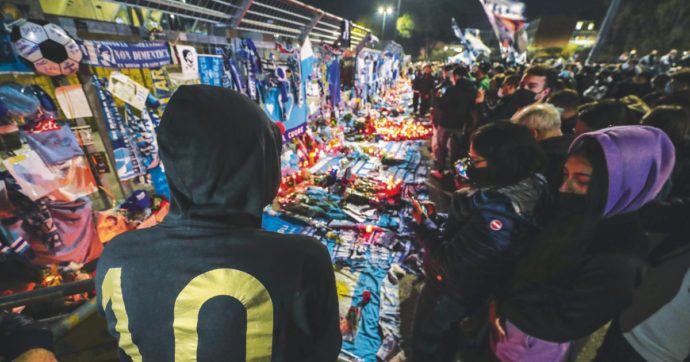 Zona rossa di lacrime e lumini. Napoli piange il suo dio Diego