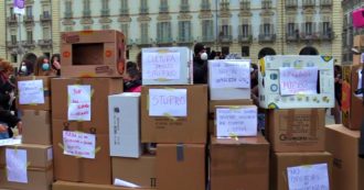 Copertina di Torino, preso a calci e martellate il “muro” della violenza sulle donne: il flash mob delle attiviste di Non una di meno