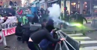 Copertina di Tensione a Parigi, scontri tra black bloc e polizia: lancio di petardi e lacrimogeni. Il video