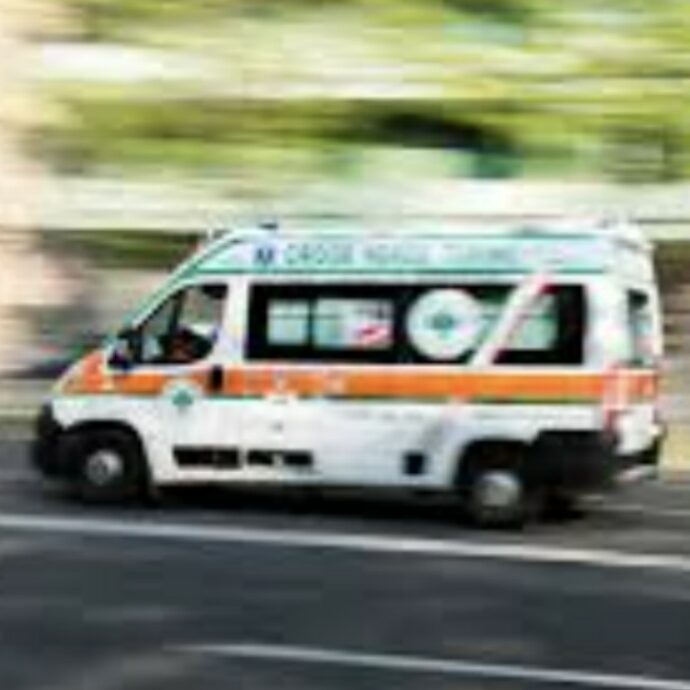 Uomo precipita dal quarto piano nel tentativo di fuggire dal marito della sua amante