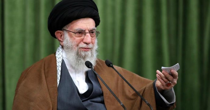 Iran, “dietro all’omicidio dello scienziato c’è Israele”. Khamenei: “Ucciso da criminali spietati. Siano puniti”