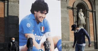 Selfie con la salma di Maradona, perquisiti gli artefici. E sulla morte dell’ex calciatore la Procura apre indagine