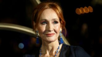 “I transgender non hanno diritto a essere riconosciuti come donne dalla legge”: JK Rowling esulta per la sentenza della Corte suprema britannica