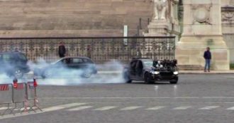 Copertina di Auto in corsa e sgommate sui sampietrini: Piazza Venezia è Mission Impossible. Il video di Tom Cruise in centro a Roma per le riprese