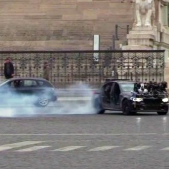 Auto in corsa e sgommate sui sampietrini: Piazza Venezia è Mission Impossible. Il video di Tom Cruise in centro a Roma per le riprese