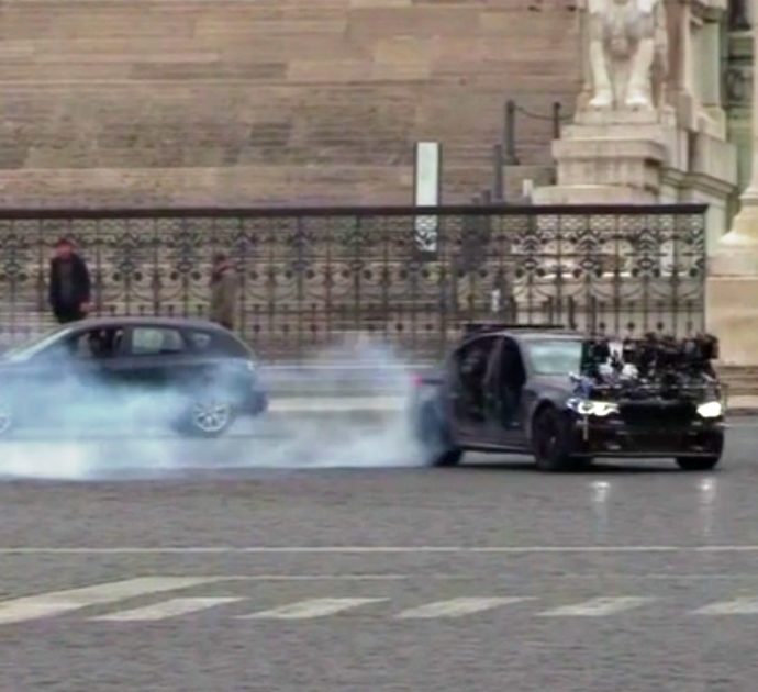 Auto in corsa e sgommate sui sampietrini: Piazza Venezia è Mission Impossible. Il video di Tom Cruise in centro a Roma per le riprese