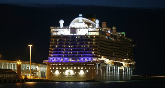 “Capodanno in crociera per fare il veglione dribblando le restrizioni”. Il caso dell’offerta di Costa (che smentisce “feste senza divieti”)