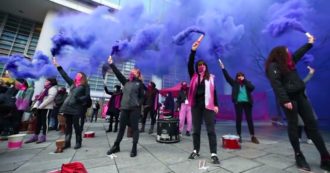 Copertina di Milano dichiarata “zona fucsia”: il flash mob sotto Palazzo Lombardia delle attiviste di Non una di meno