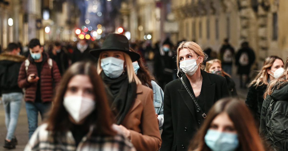 Natale, stop a spostamenti tra Regioni, cene con parenti stretti e negozi aperti fino alle 21: tutte le regole al vaglio del governo. E le incognite