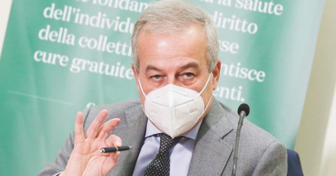 “Vaccinarsi in ospedale e in estate finirà tutto. Feste di Natale in sei”