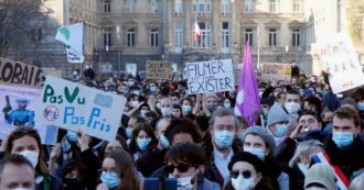 Copertina di Francia, dopo le proteste di piazza la maggioranza riscriverà la norma “che vieta di diffondere video o immagini della polizia”