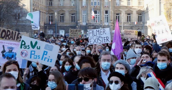 Francia, dopo le proteste di piazza la maggioranza riscriverà la norma “che vieta di diffondere video o immagini della polizia”