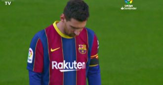 Copertina di Maradona, la commozione di Messi prima della partita: il video dell’omaggio del Barcellona