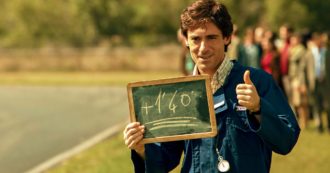 Copertina di L’Isola delle Rose, chissà perché questa storia finisce su libri e documentari. Ora è anche un film spassoso