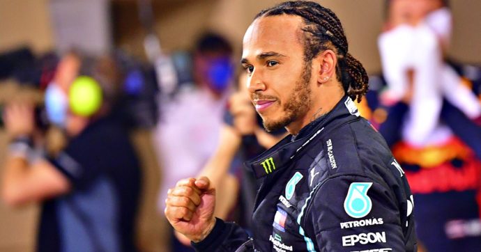 Lewis Hamilton rivela: “Ho lottato a lungo per la mia salute mentale. Va bene sentirsi così, sappiate che non siete soli e che ce la faremo”
