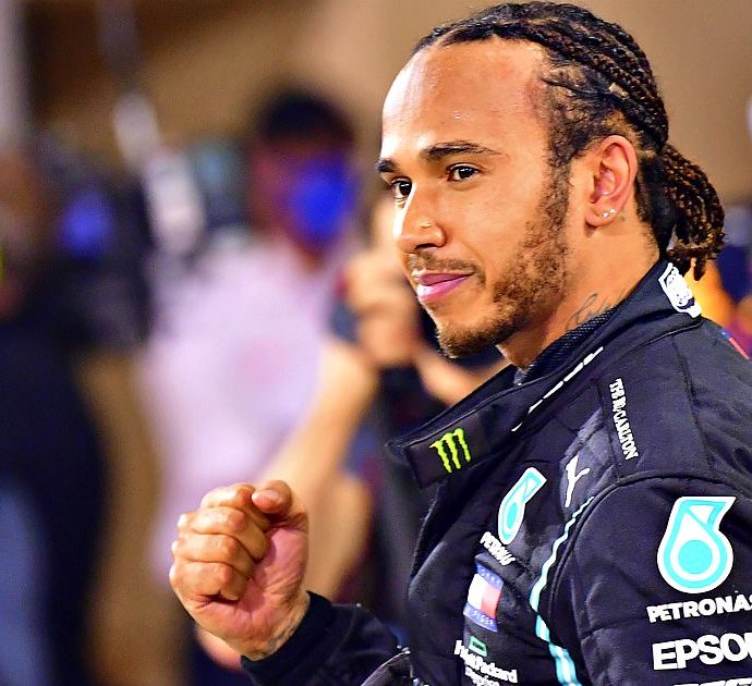 Lewis Hamilton rivela: “Ho lottato a lungo per la mia salute mentale. Va bene sentirsi così, sappiate che non siete soli e che ce la faremo”