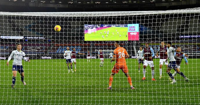 Stadi, il governo inglese annuncia la riapertura fino a 4mila tifosi. Ma molti club sono contrari: “Le spese aumentano e non guadagneremmo”