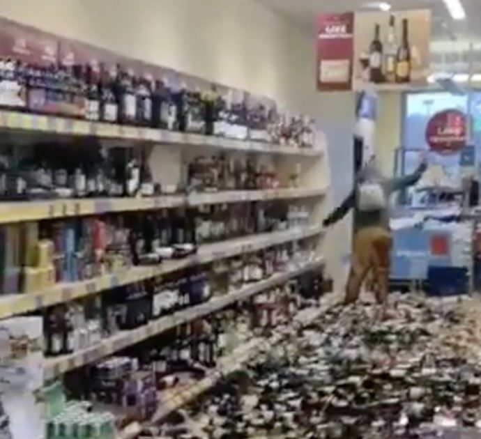 Entra in un supermercato e spacca 500 bottiglie di superalcolici in rigoroso silenzio (VIDEO)