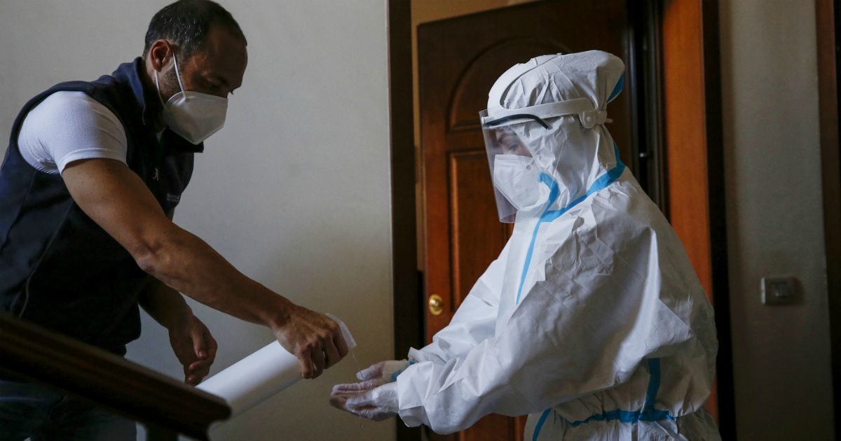 Quali cure a domicilio per i pazienti Covid, la circolare ufficiale del ministero ai medici: “Monitoraggio sia quotidiano (anche al telefono)”