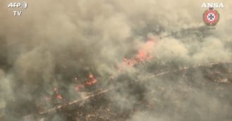 Copertina di L’Australia brucia: in fiamme il 40% dell’isola di Fraser, patrimonio Unesco. Le immagini dall’alto