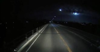 Copertina di Una sfera luminosa “attraversa” il cielo notturno: le spettacolari immagini della caduta di un meteorite in Giappone – Il video