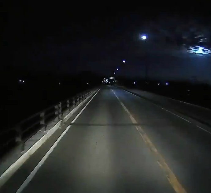 Una sfera luminosa “attraversa” il cielo notturno: le spettacolari immagini della caduta di un meteorite in Giappone – Il video
