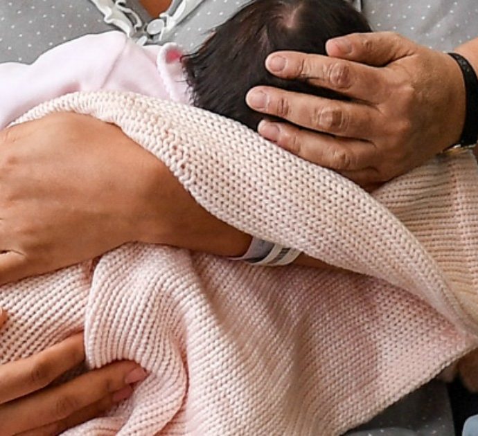 Ostetrica in preda al panico abbandona la sala parto: “Si è fatta prendere dal panico, mio marito ha dovuto far nascere il bambino da solo”