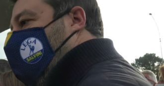Copertina di Salvini insulta la sindaca Raggi: “Dice che noi apriamo i campi rom? Questa è scema proprio, poverina”