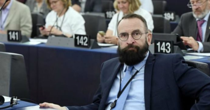 Beccato a un’orgia a Bruxelles: ma l’eurodeputato di estrema destra József Szájer insisteva sul “matrimonio tradizionale”