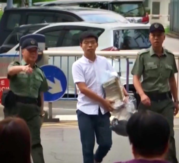 “La Cina manipola l’opinione pubblica”: parla l’attivista Joshua Wong prima dell’arresto. Le anticipazioni della nuova puntata di Fake
