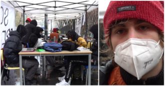 Copertina di Milano, la lezione in presenza degli studenti sotto la neve: “Subito investimenti sui trasporti per farci tornare in aula a gennaio”