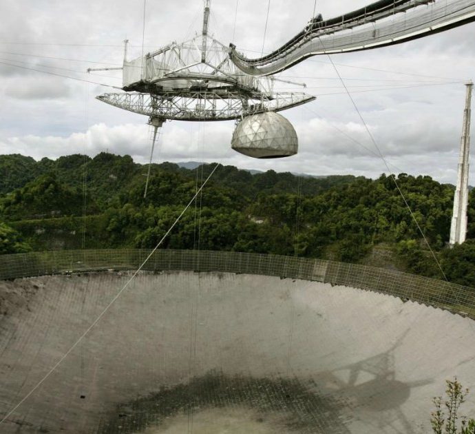 Arecibo, è collassato l’iconico radiotelescopio usato per parlare con gli alieni: ma potrebbe ancora darci segnali dallo Spazio – Video