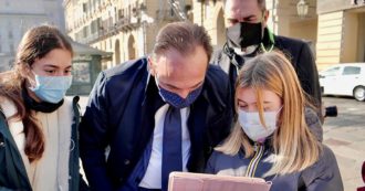 Copertina di Genitori contro Cirio: “In Piemonte strade piene e scuole chiuse”