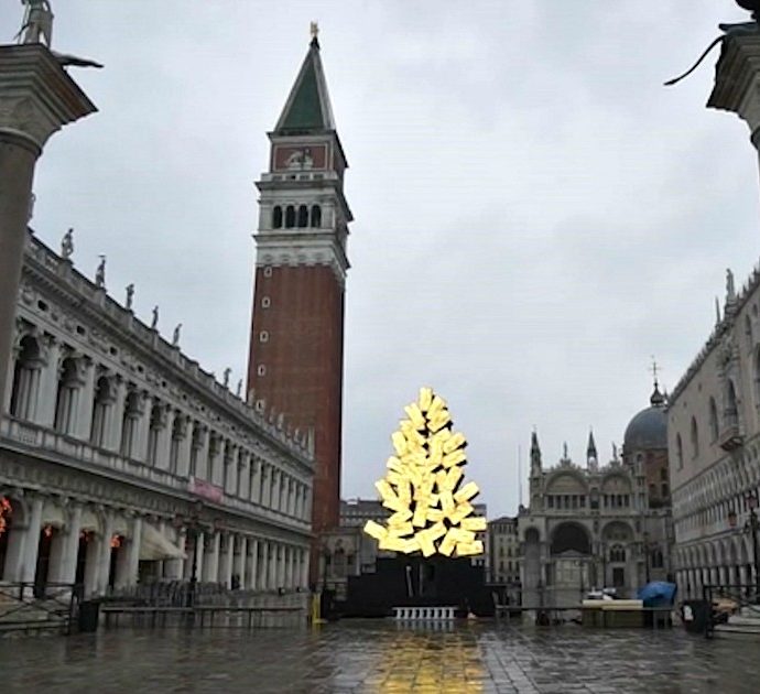 Acceso a Venezia l’albero di Natale digitale: le immagini da piazza San Marco
