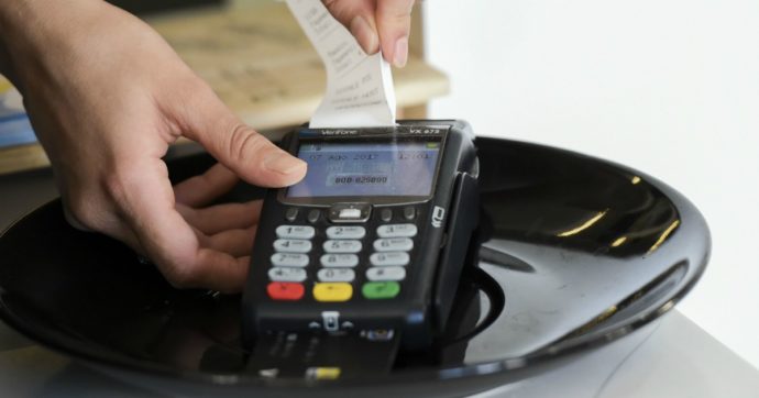 Pagamenti elettronici: via l’obbligo (sotto i 30 euro), non le sanzioni: l’escamotage del governo per non perdere i soldi del Pnrr