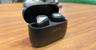 Copertina di Jabra Elite 85t recensione: auricolari wireless che puntano tutto sulla versatilità