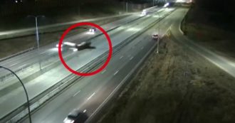 Paura in Minnesota: ultraleggero atterra in autostrada, poi si schianta contro un suv. Le immagini