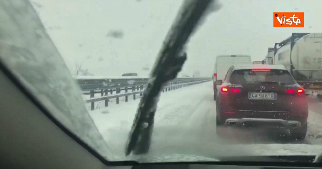 Maltempo e neve, caos sulle autostrade liguri: automobilisti e tir bloccati sulla A7. Le immagini