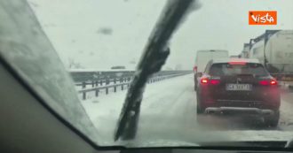 Copertina di Maltempo e neve, caos sulle autostrade liguri: automobilisti e tir bloccati sulla A7. Le immagini