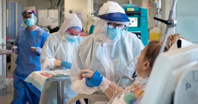 Mai così tanti decessi: 993. In arrivo stretta sui controlli