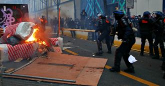 Copertina di Parigi, nuove proteste contro la legge che vieta di filmare i poliziotti in azione: scontri tra i black block e gli agenti – LE IMMAGINI