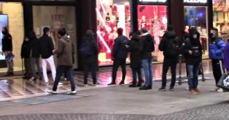 Milano, si ripopolano le vie dello shopping: lunghe code davanti ai megastore. Le immagini