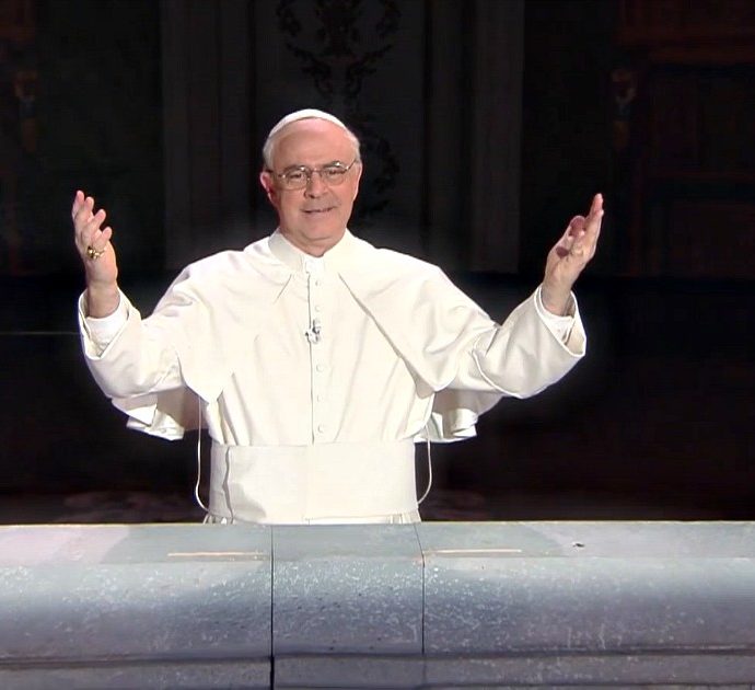 Crozza-Bergoglio e il Natale anticipato: “Preoccupatevi del Mes, non della messa. Ci vediamo su Zoom”