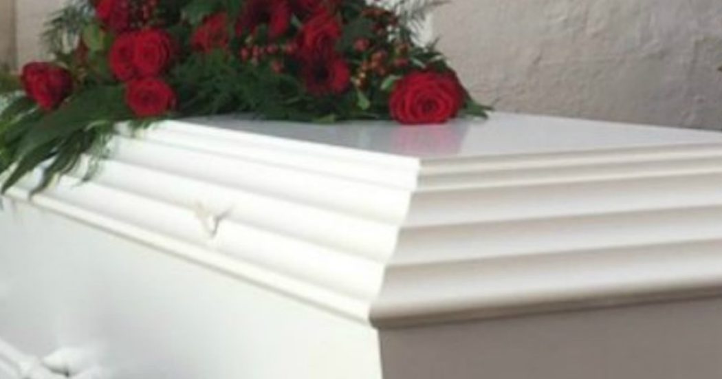 Covid, anziana muore nella Rsa a Rieti: la sua bara lasciata in mezzo ai sacchi della spazzatura in attesa del carro funebre
